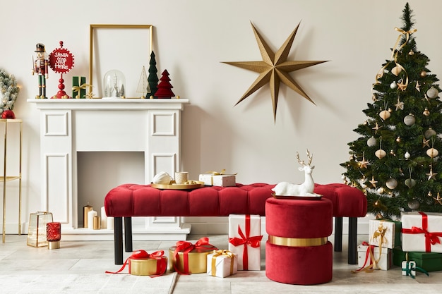 Elegante composizione natalizia all'interno del soggiorno con camino bianco, albero di Natale e corona, stelle, regali e decorazioni. Babbo Natale sta arrivando. Modello.