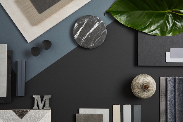 Elegante composizione piatta del moodboard di interior designer con pannelli e piastrelle per campioni di tessuti e vernici Tavolozza dei colori beige blu nero e grigio scuro Spazio di copia Modello