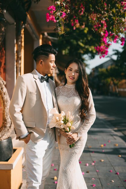 Elegante coppia che cammina al tramonto storia d'amore ritratto della sposa e dello sposo il giorno del matrimonio