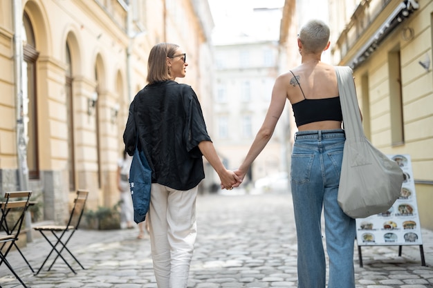 Elegante coppia lesbica che cammina per strada