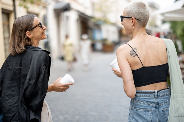 Elegante coppia lesbica che cammina per strada