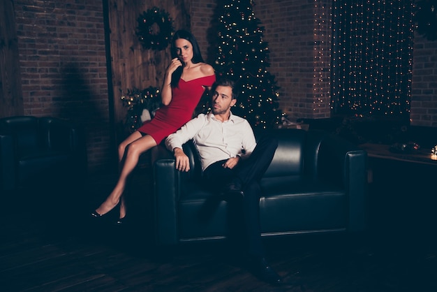 Elegante coppia seduta su un divano