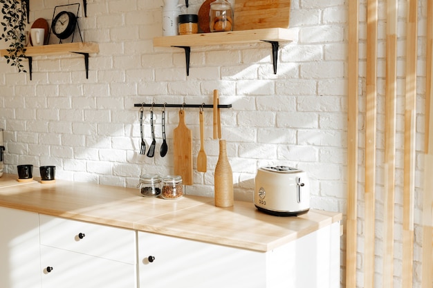 Elegante cucina interna nei toni del bianco e del beige, sfondo primaverile