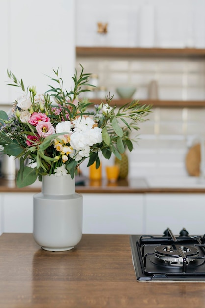 Elegante cucina moderna con vaso di fiori