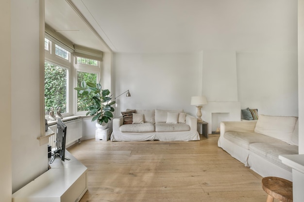 Elegante design degli interni del soggiorno con divano moderno