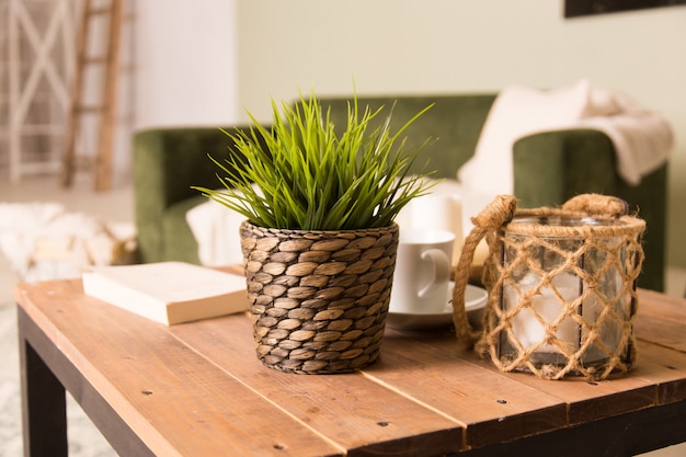 Elegante design degli interni della sala da pranzo in appartamento loft con tavolo di condivisione in legno. Arredamento moderno.