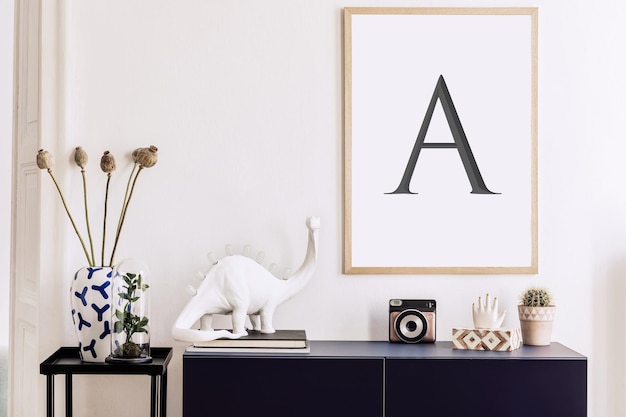 Elegante design degli interni della sala da pranzo in un appartamento loft con tavolo condiviso in legno, sedie, fiori secchi in vaso e accessori eleganti. Arredamento moderno per la casa di spazio industriale.