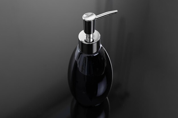 Elegante dispenser antisettico su sfondo scuro