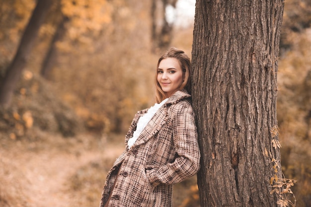 Elegante donna alla moda che indossa una giacca alla moda e un top vintage bianco in posa all'aperto