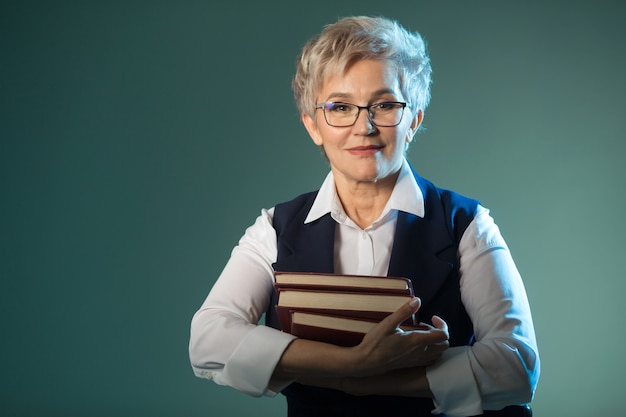 elegante donna anziana in bicchieri con libri nelle loro mani