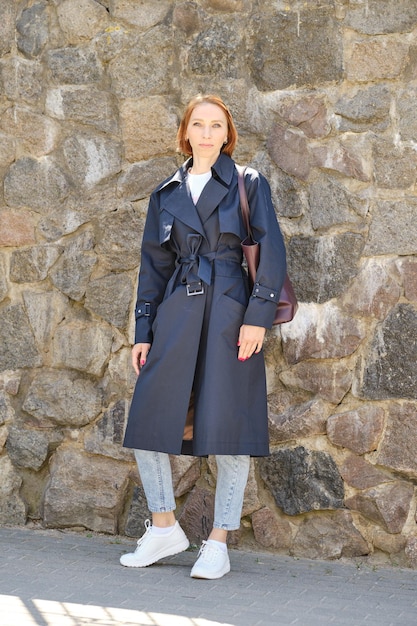 Elegante donna che indossa trench e calzature