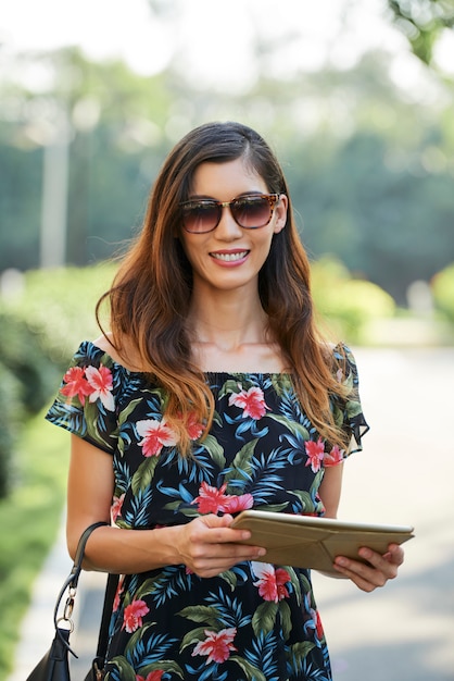 Elegante donna con tablet