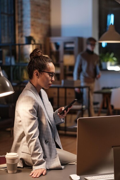 Elegante donna d&#39;affari utilizzando uno smartphone