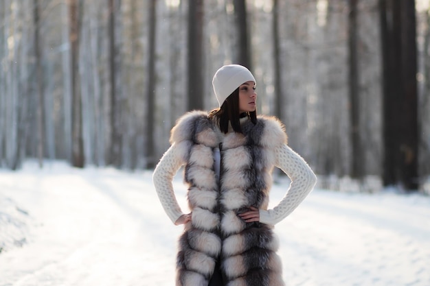 Elegante donna in abiti invernali nei boschi