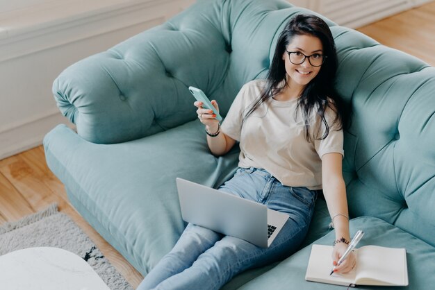 Elegante donna prosperosa concentrata sulla comunicazione online