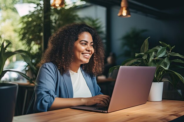 elegante donna taglie forti che lavora su un laptop, con un sorriso radioso, multitasking senza sforzo sul suo laptop