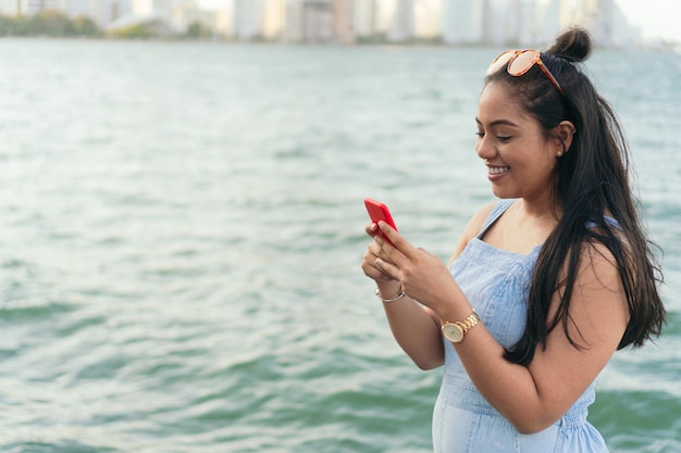 Elegante Donna Utilizzando Smartphone Al Parco