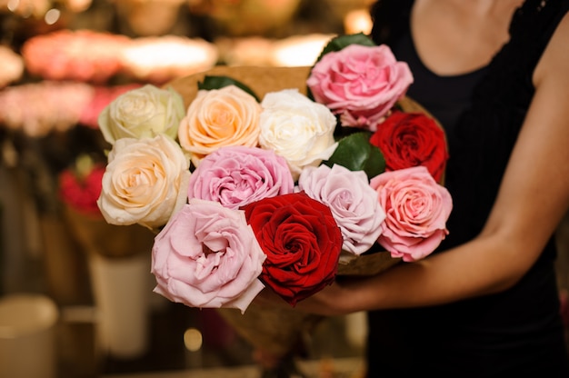 Elegante e bellissimo bouquet di rose grandi colorate