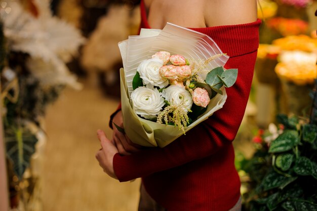 Elegante e raffinato bouquet di fiori dai toni chiari