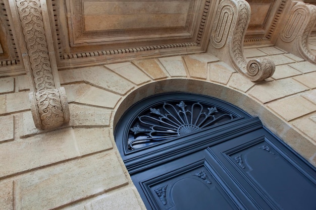 Elegante facciata di un edificio in pietra