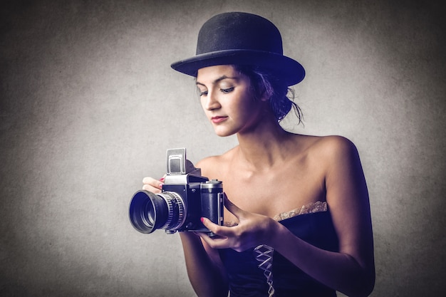 Elegante fotografo con cappello