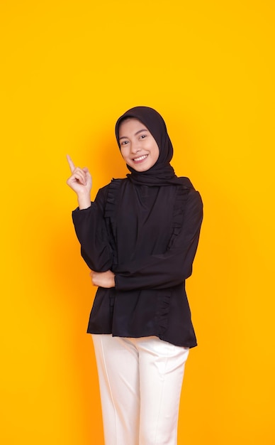 elegante giovane donna musulmana con il sorriso e la mano indice alzata