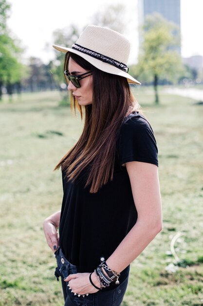 Elegante giovane donna nel parco