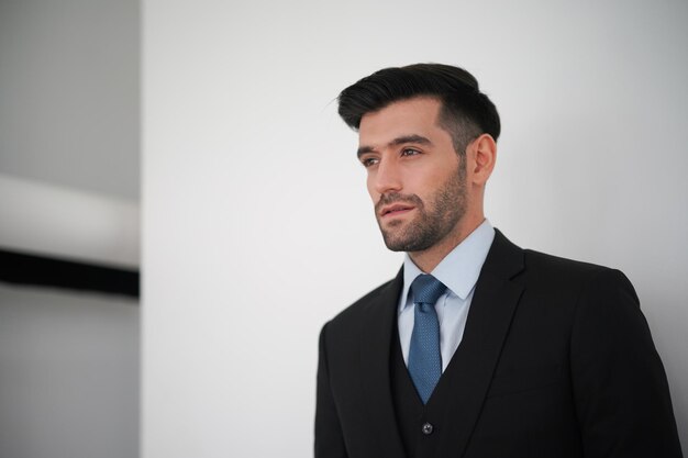 Elegante giovane uomo bello caucasico su sfondo bianco Ritratto di moda in studio