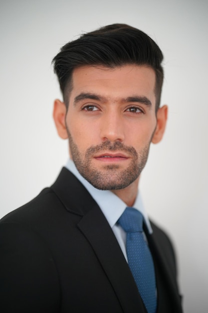 Elegante giovane uomo bello caucasico su sfondo bianco Ritratto di moda in studio