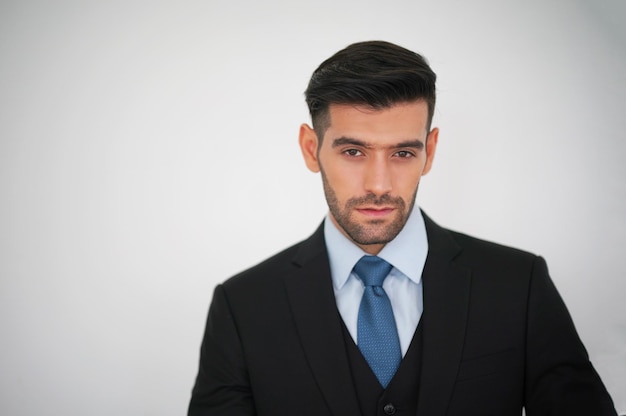 Elegante giovane uomo bello caucasico su sfondo bianco Ritratto di moda in studio