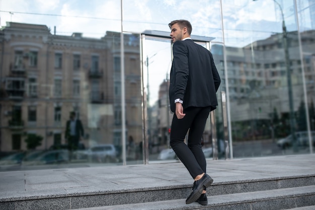 Elegante giovane uomo in abito nero