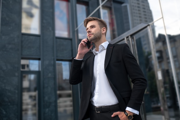 Elegante giovane uomo in abito nero