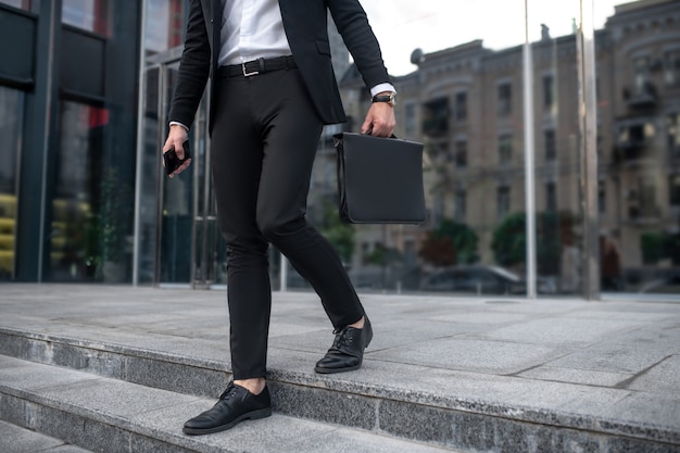 Elegante giovane uomo in abito nero