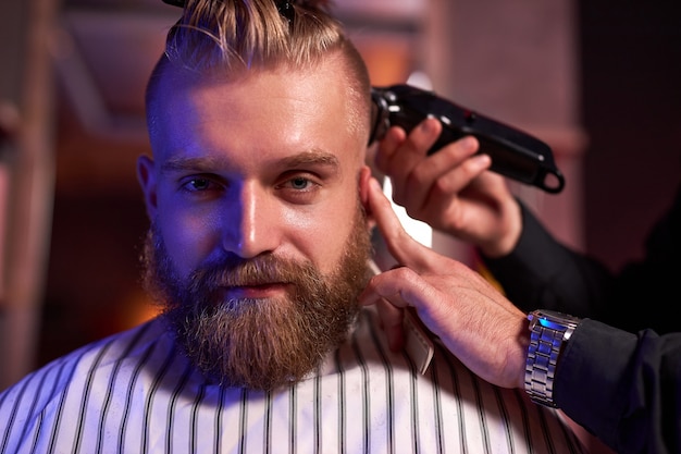 Elegante imprenditore barbuto sempre curato dal parrucchiere
