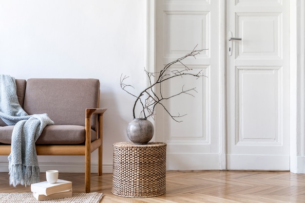 Elegante interno beige del soggiorno moderno con divano grigio vaso con fiori eleganti accessori e decorazioni in rattan Stile coreano di decorazioni per la casa Template home