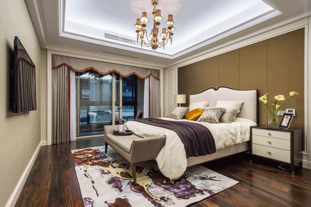 Elegante interno della camera da letto principale
