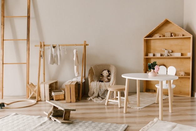 Elegante interno della camera dei bambini in stile scandinavo con prodotti in legno fatti a mano