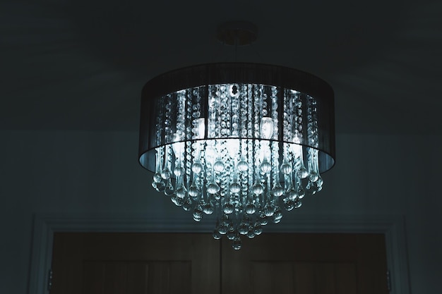 Elegante lampadario di cristallo nella hall