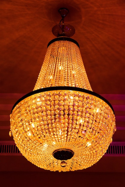 elegante lampadario di cristallo