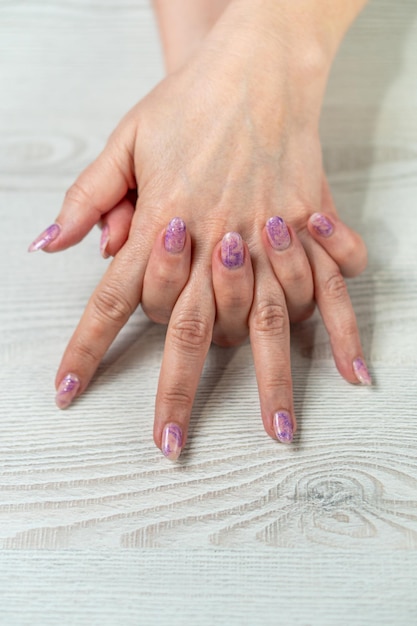 Elegante manicure femminile alla moda Cura delle mani delle donne Mani e relax spa Manicure con sh