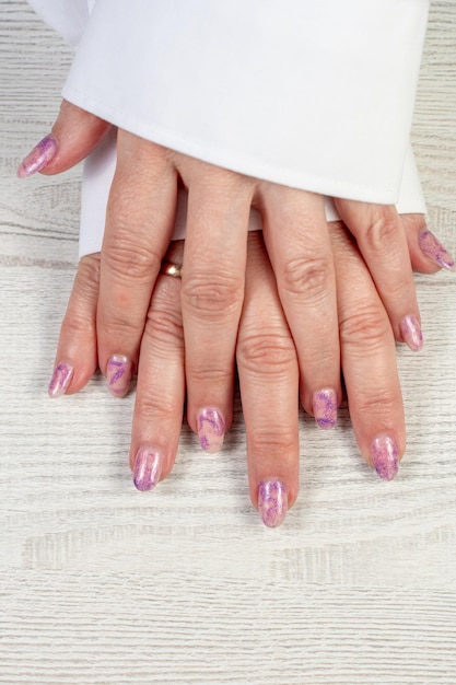 Elegante manicure femminile alla moda Cura delle mani delle donne Mani e relax spa Manicure con sh