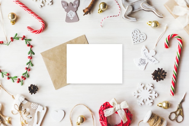 Elegante mockup di branding per mostrare le tue opere d'arte. Regali di Natale capodanno vintage carino mock up su sfondo di legno. Vista dall'alto piatta.