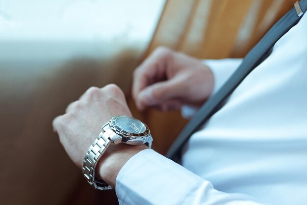 Elegante orologio bianco sulla mano della donna