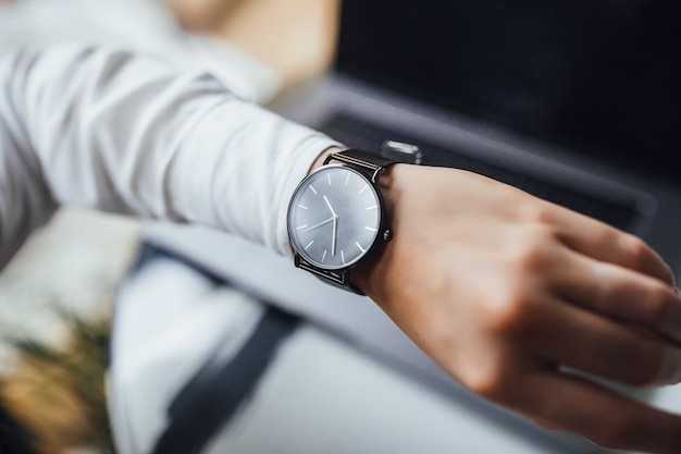 Elegante orologio costoso sulla mano della donna