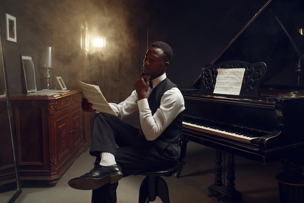 Elegante pianista a coda in ebano, performance jazz