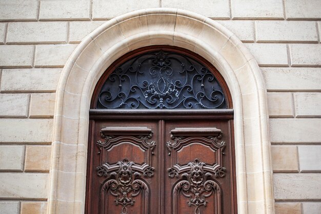 Elegante porta in legno e parete in pietra