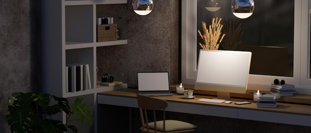 Elegante posto di lavoro in casa di notte con luci pendenti eleganti mockup per computer PC