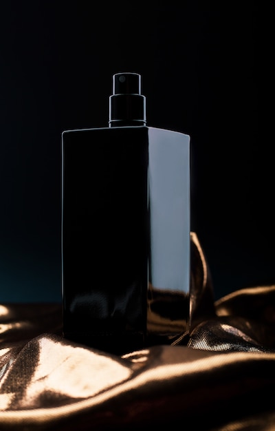 Elegante profumo nero