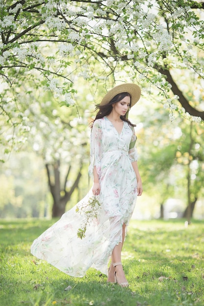 Elegante ragazza alla moda in giardino