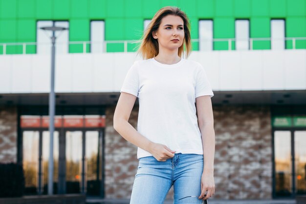 Elegante ragazza bionda che indossa occhiali e maglietta bianca